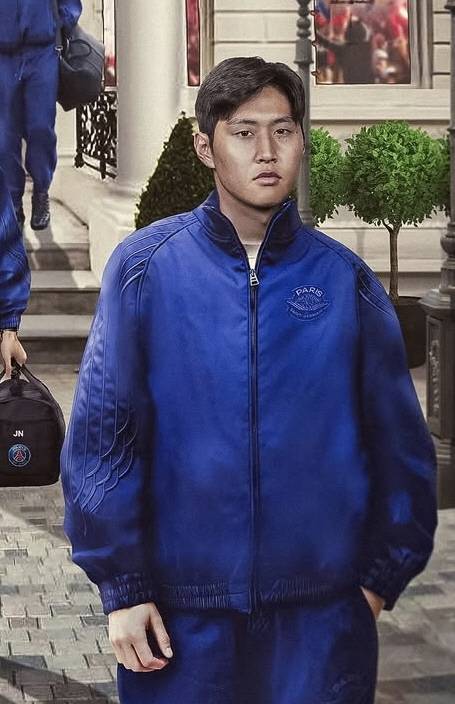 호텔을 나서는 이강인의 모습. /사진=PSG 공식 SNS 갈무리