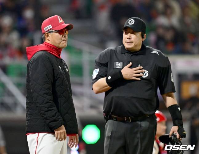 항의하는 이숭용 감독(왼쪽).