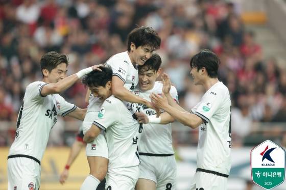 제주 SK 선수들이 31일 오후 서울월드컵경기장에서 열린 '하나은행 K리그1 2025 17라운드'에서 선제골을 넣은 뒤 기뻐하고 있다. /사진=한국프로축구연맹 제공