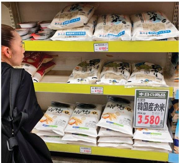 일본 도쿄 신오쿠보의 한국 상점 매대에서 팔리고 있는 한국 쌀. 동아DB