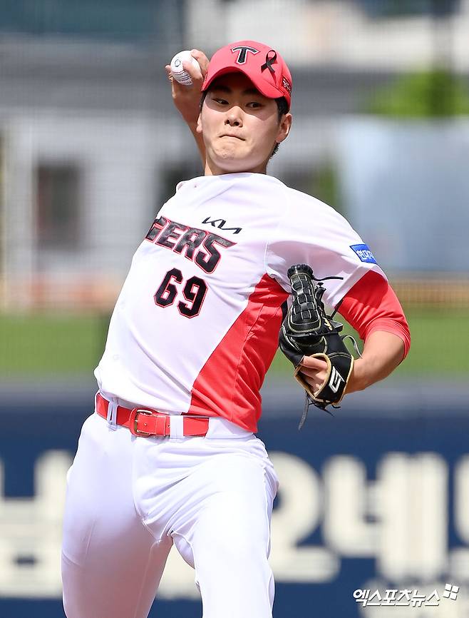 16일 오후 광주-기아 챔피언스필드에서 열린 '2021 신한은행 SOL KBO리그' SSG 랜더스와 KIA 타이거즈의 더블헤더 1차전 경기, 1회초 KIA 선발투수 최용준이 공을 힘차게 던지고 있다. 엑스포츠뉴스 DB
