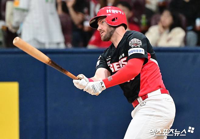 6일 오후 서울 구로구 고척스카이돔에서 열린 '2025 신한 SOL Bank KBO리그' KIA 타이거즈와 키움 히어로즈의 경기, 2회초 1사 만루 KIA 위즈덤이 2타점 적시타를 날리고 있다. 엑스포츠뉴스 DB