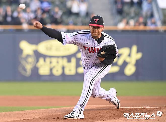 LG 트윈스 선발투수 엘리에이저 에르난데스가 정규시즌 경기에 선발 등판해 투구하고 있다. 엑스포츠뉴스 DB