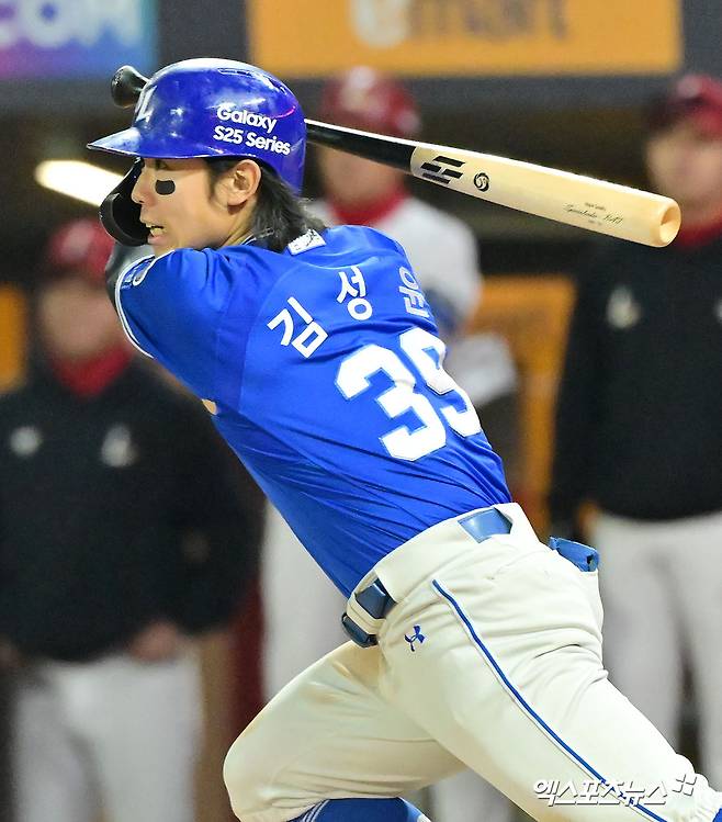 삼성 라이온즈 외야수 김성윤이 정규시즌 경기에 출전해 타격하고 있다. 김성윤은 허벅지 근막 손상으로 31일 엔트리에서 말소됐다. 엑스포츠뉴스 DB
