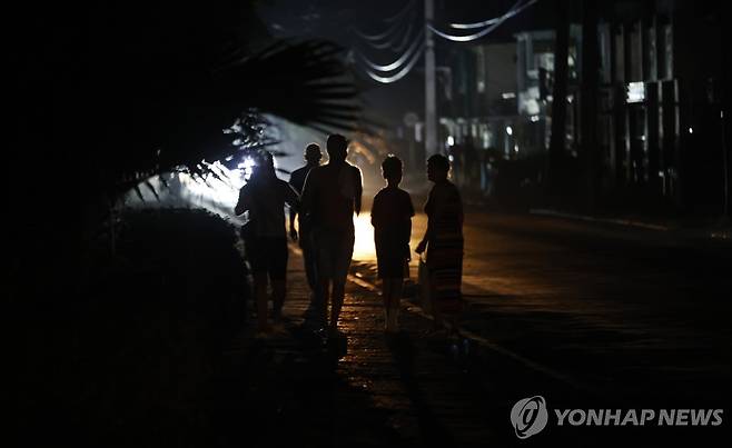 27일(현지시간) 정전된 쿠바 아바나 거리 [아바나 EPA=연합뉴스. 재판매 및 DB 금지]