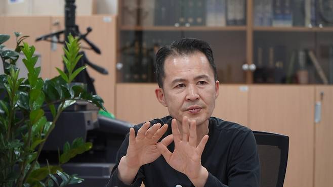 연합뉴스와 인터뷰 중인 송준영 씨 [고아권익연대 촬영]