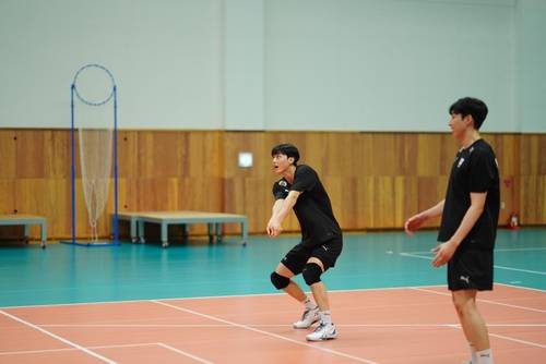 대표팀에서 리시브 훈련하는 이우진(앞) [촬영 이동칠]