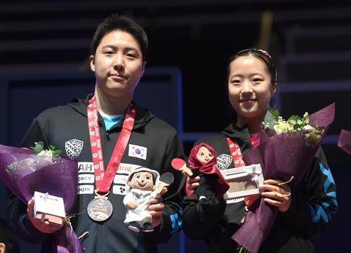 도하 세계탁구선수권 혼합복식 동메달을 딴 신유빈(오른쪽)과 임종훈 [대한탁구협회 제공. 재판매 및 DB 금지]