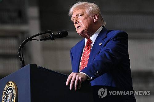 US스틸 공장에서 연설하는 트럼프 [펜실베이니아 AFP=연합뉴스. 재판매 및 DB 금지]