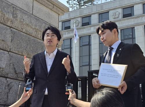 헌법소원 취지 설명하는 유튜버 김성회 씨     (서울=연합뉴스) 김주환 기자 = 유튜브 채널 '김성회의 G식백과' 운영자 김성회 씨가 8일 서울 종로구 헌법재판소 앞에서 게임산업법 32조 2항 3호에 대한 헌법소원 심판 청구 취지를 설명하고 있다. 2024.10.8 jujuk@yna.co.kr