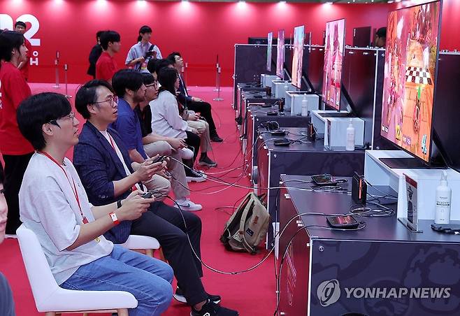 '닌텐도 스위치2' 체험 (고양=연합뉴스) 김병만 기자 = 31일 경기도 고양 킨텍스 제1전시장에서 참가자들이 닌텐도 스위치 2를 직접 체험하고 있다. 닌텐도 스위치2는 닌텐도가 8년 만에 내놓는 '닌텐도 스위치' 후속 야심작이다.2025.5.31 kimb01@yna.co.kr