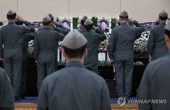 해군 동료 잃은 슬픔 (포항=연합뉴스) 박세진 기자 = 31일 경북 포항시 남구 해군 항공사령부 체육관에 마련된 '해군 P-3CK 917호기 순직자 합동분향소'에서 순직 해군의 동료들이 조문하고 있다. 2025.5.31 psjpsj@yna.co.kr