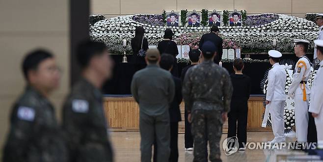 순직 해군 합동분향소에 이어지는 발걸음 (포항=연합뉴스) 윤관식 기자 = 31일 경북 포항시 남구 해군 항공사령부 체육관에 마련된 '해군 P-3CK 917호기 순직자 합동분향소'에 조문객들의 발걸음이 이어지고 있다. 2025.5.31 psik@yna.co.kr