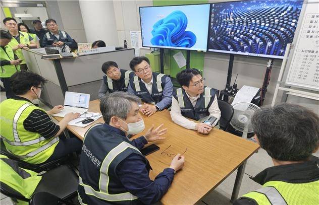 5호선 열차 방화 사건 현장사고수습본부에서 상황 지휘하는 백호 서울교통공사 사장 [서울교통공사 제공. 재판매 및 DB 금지]