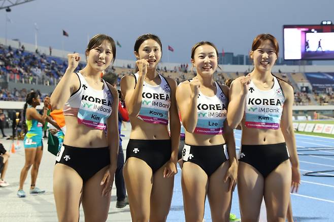 한국 기록을 11년 만에 바꿔놓은 여자 400ｍ 계주 대표팀 (서울=연합뉴스) 31일 경북 구미시민운동장에서 열린 2025 아시아육상경기선수권대회 여자 400ｍ 결선에서 44초45의 한국 신기록을 세운 대표팀이 기념 촬영을 하고 있다. 왼쪽부터 김소은, 강다슬, 이은빈, 김다은. [대한육상연맹 제공. 재판매 및 DB금지]