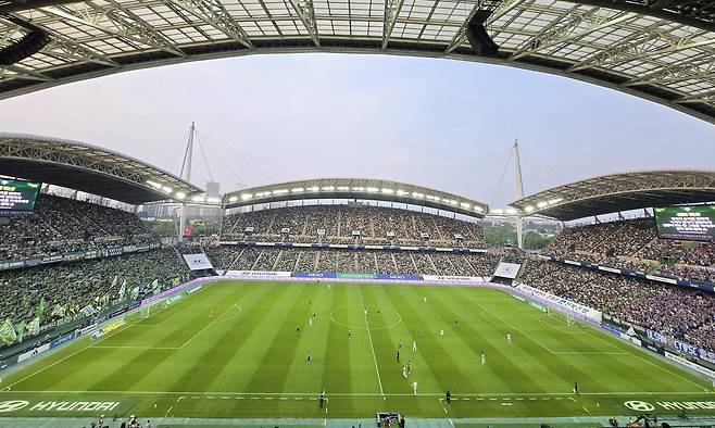 팬들이 가득 들어찬 31일 전주월드컵경기장 모습 [촬영 최송아]