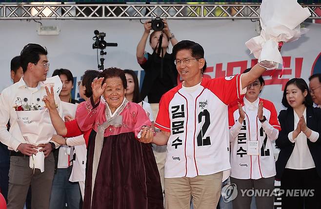 김문수, 포항 집중 유세 (포항=연합뉴스) 박동주 기자 = 국민의힘 김문수 대선 후보가 31일 경북 포항시 북포항우체국 앞에서 열린 집중유세에서 지지를 호소하고 있다. 2025.5.31 pdj6635@yna.co.kr