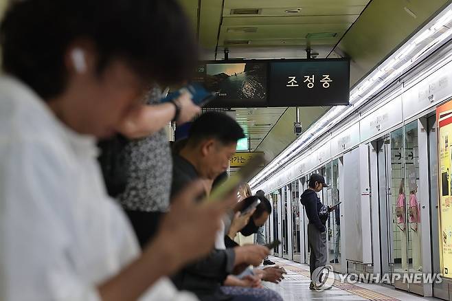 5호선 마포역, 화재로 한때 운행 중지 (서울=연합뉴스) 임화영 기자 = 31일 방화로 인해 열차 운행이 한때 중지된 서울 지하철 5호선 마포역이 2시간만에 정상 운행했지만 열차 정보 모니터는 여전히 조정 준비하는 모습을 보이고 있다.
    이날 오전 8시 43분께 5호선 여의나루역∼마포역 사이 지하철 내에서 방화로 인한 화재가 발생했다.
    승객 400여명이 터널을 통해 대피했고, 이 중 21명이 연기흡입과 발목 골절 등으로 병원에 이송됐다.
    10시 24분께 화재가 완전히 진압됐으며 한때 열차가 마포역과 여의나루역을 무정차 통과하고 여의도역∼애오개역 구간 운행이 중단됐다가 10시 6분께 정상 운행이 재개됐다. 2025.5.31 hwayoung7@yna.co.kr