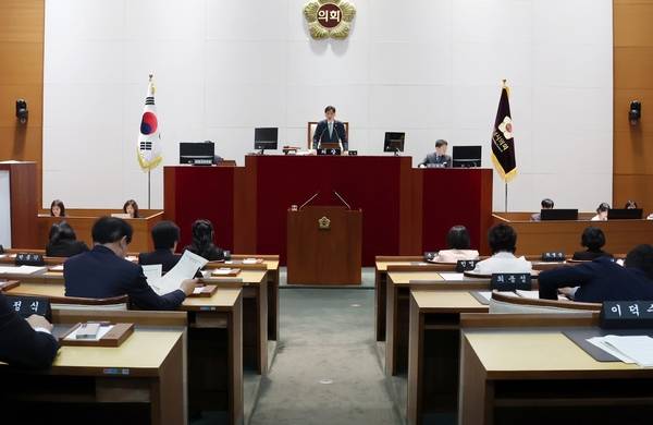 성남시의회가 2일부터 16일까지 정례회를 열고 시 집행부가 제출한 조직개편안 등 56건을 심의한다. 사진은 제302회 임시회. /성남시의회 제공