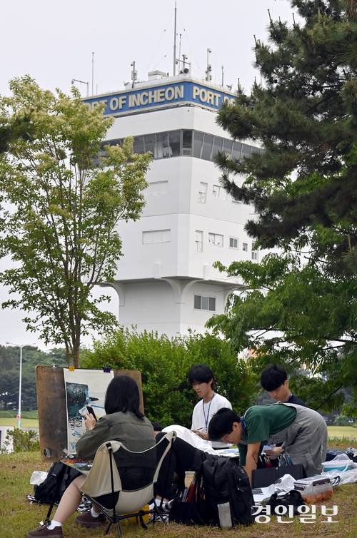 인천항 갑문은 매년 바다그리기대회 참가자들을 위해 시설을 개방한다. 중고교생 참가자들이 갑문에서 그림을 그리고 있다. 2025.5.31 /취재팀