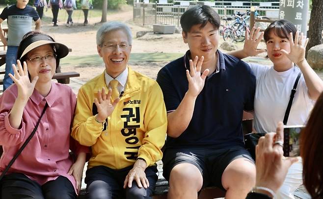 ▲ 1일 인천 남동구 인천대공원을 방문한 권영국 민주노동당 대통령 후보가 시민들과 기념사진을 촬영하고 있다. /이호윤 기자 256@incheonilbo.com