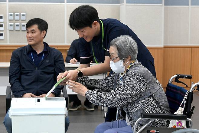 ▲제21대 대통령선거를 일주일 앞둔 27일 오후 수원시 장안구 한국보훈복지의료공단 수원보훈요양원에서 어르신들이 거소투표를 하고 있다./전광현 기자 maggie@incheonilbo.com