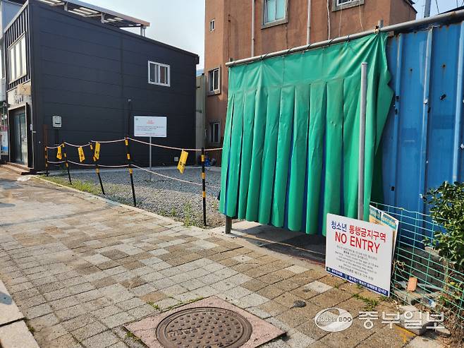 동두천시 '생연7리'의 한 성매매업소 입구로 통하는 골목 앞 '청소년 통행금지 구역' 안내문이 설치돼 있다. 이석중기자