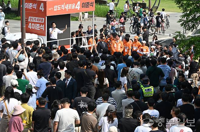 이준석 개혁신당 대선 후보가 1일 오후 화성시 동탄호수공원에 마련된 유세차량에서 시민들에게 지지를 호소하고 있다. 임채운기자