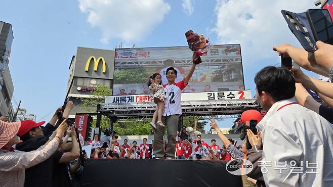 김문수 국민의힘 대선 후보가 1일 의정부 태조이성계상 앞에서 열린 집중 유세에서 아이를 안고 시민들에게 인사하고 있다. 사진=박홍기기자