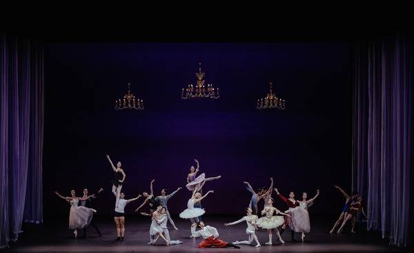 성남문화재단이 7월 26~27일 성남아트센터에서 국내외 정상급 무용수들이 출연하는 갈라 공연을 개최한다. 지난해 '발레스타즈' 공연 장면.