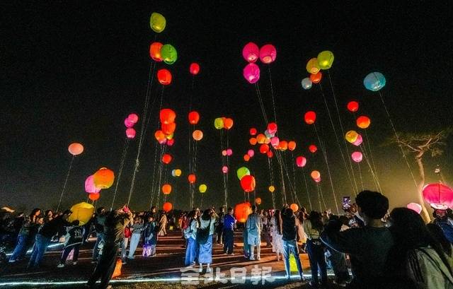 지난달 18일 ‘2025 익산백제 국가유산 야행’에서 소원등 날리기가 진행되고 있다./사진 제공=익산시