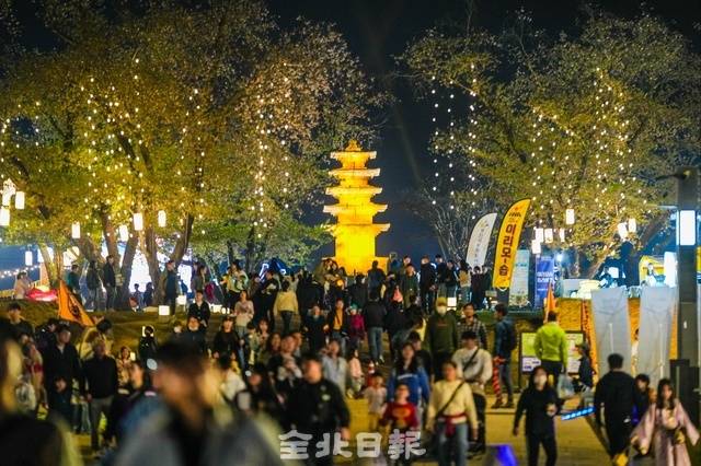 지난달 18일 ‘2025 익산백제 국가유산 야행’이 펼쳐진 백제왕궁에 시민들의 발걸음이 계속 이어지고 있다./사진 제공=익산시