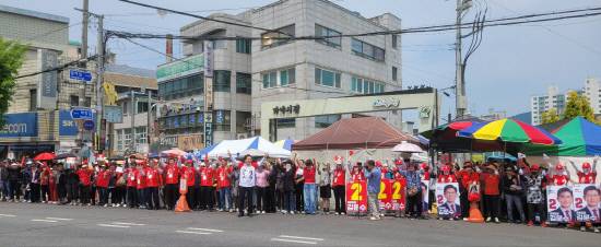 국민의힘 박상웅(밀양·의령·함안·창녕) 의원이 지난달 31일 함안 가야 전통시장에서 마지막 주말 총력 유세전을 펼쳤다. 사진=박상웅 의원실