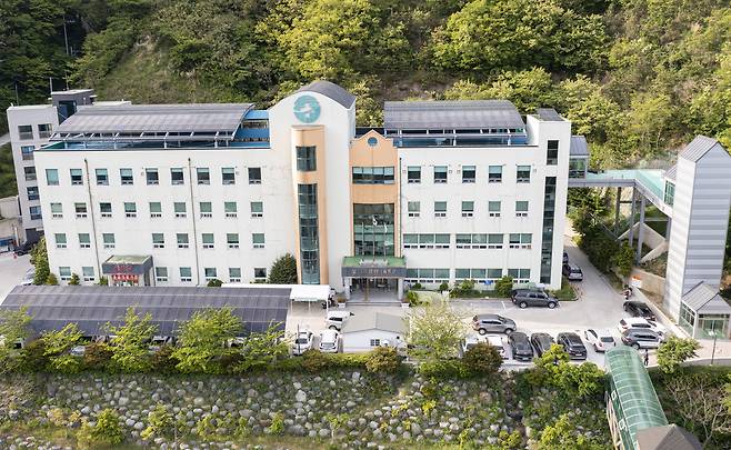 울릉군정신건강복지센터가 있는 울릉군보건의료원 전경. /김두한 기자