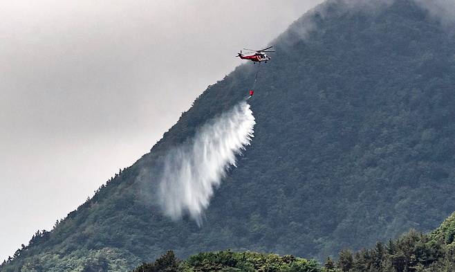 산림청 소방헬기가 산불을 진화하고 있다./울릉군