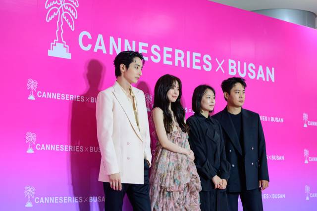 칸 국제 시리즈 페스티벌 우수 작품을 상영한 칸시리즈 행사 중 ‘S라인’ 배우와 감독의 핑크 카펫 모습. BCM 제공