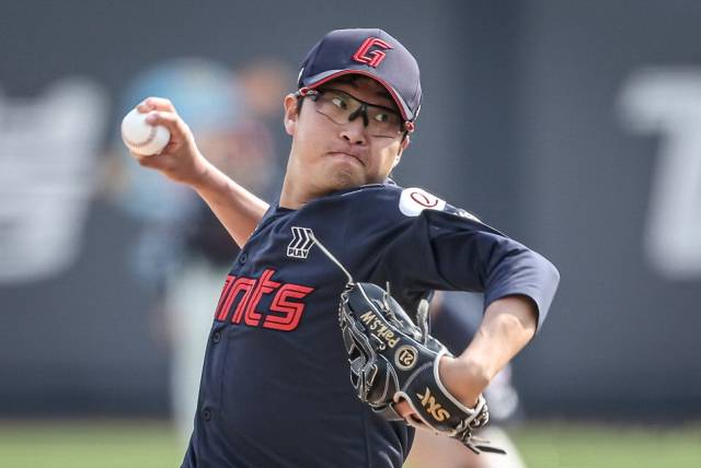 롯데 자이언츠 박세웅이 지난달 11일 KT 위즈전에서 힘차게 공을 던지고 있다. 롯데 자이언츠 제공