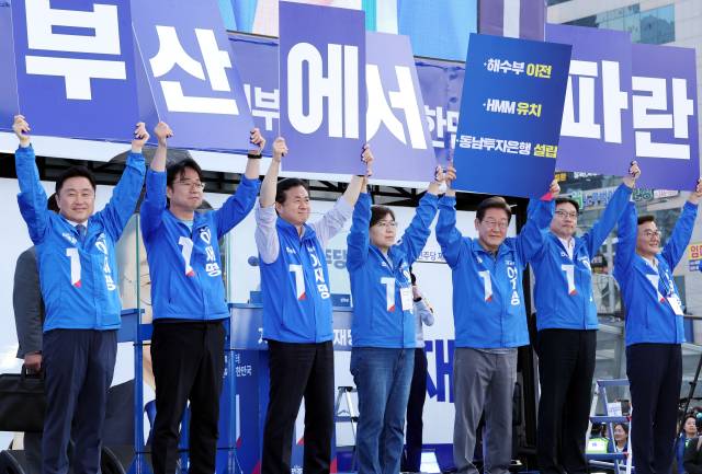 더불어민주당 이재명 대선 후보가 제21대 대통령선거를 이틀 앞둔 1일 오후 부산역 광장에서 지지자와 시민들에게 지지를 호소하고 있다. 정종회 기자 jjh@