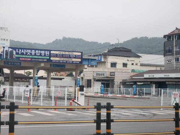 1일 철망 휀스로 둘러싸인 고령시외버스정류장 모습. 김영우 기자