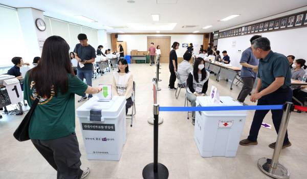 제21대 대통령 선거 사전 투표 첫날인 지난달 29일 오전 대구시 달성군 유가읍 행정복지센터( 사전투표소)에서 군민을 비롯한 타지역 유권자들이 소중한 한 표를 행사하고 있다.경북일보DB