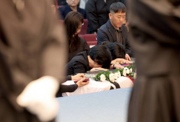 1일 오전 해군 해상초계기 917호기 추락 사고 순직자 합동 영결식이 포항시 해군 항공사령부 내 강당에서 해군장으로 엄수된 가운데 유가족들이 헌화 하며 오열하고 있다. 정훈진 기자 jhj131@kyongbuk.com
