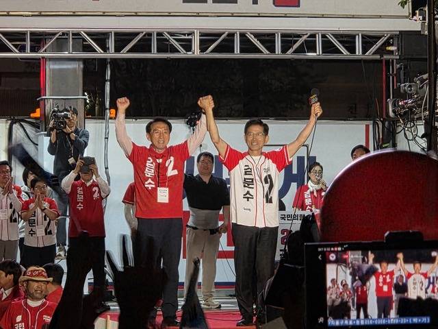 김석기 국회의원과 손을 잡고 경주 발전을 위해 총력을 다할 것이라 다짐하고 있다.