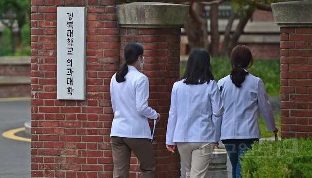 2026학년도 대학 입시에서 전국 39개 의과대학이 전년보다 1천487명 줄어든 3천123명의 신입생을 모집한다. 2025학년도 의대 정시 합격선이 하락했다. 사진은 경북대 의과대학. 대구일보 DB.출처 : 대구일보(https://www.idaegu.com)