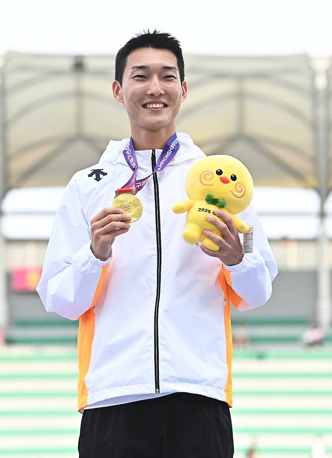 '스마일 점퍼' 우상혁(29·용인시청)이 지난달 30일 오후 경북 구미시민운동장에서 열린 2025 아시아육상경기선수권대회 남자 높이뛰기 시상식에서 금메달을 목에 걸고 포즈를 취하고 있다. 연합뉴스