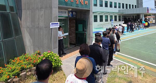 제21대 대통령선거 사전투표 첫날인 29일 제주시 연동 제주도의회 대회의실에 마련된 사전투표소에서 투표를 하기 위해 유권자들이 기다리고 있다. ⓒ헤드라인제주