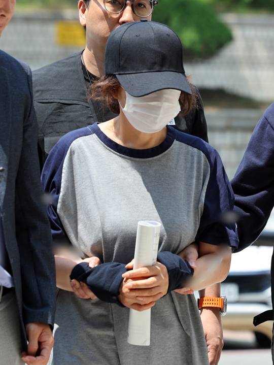 서울 강남구의 한 투표소에서 배우자의 신분증으로 대리 투표한 혐의를 받는 선거사무원 박모 씨가 1일 오후 서울 서초구 서울중앙지법에서 열린 구속 전 피의자 심문(영장실질심사)에 출석하고 있다. (사진/뉴스1)