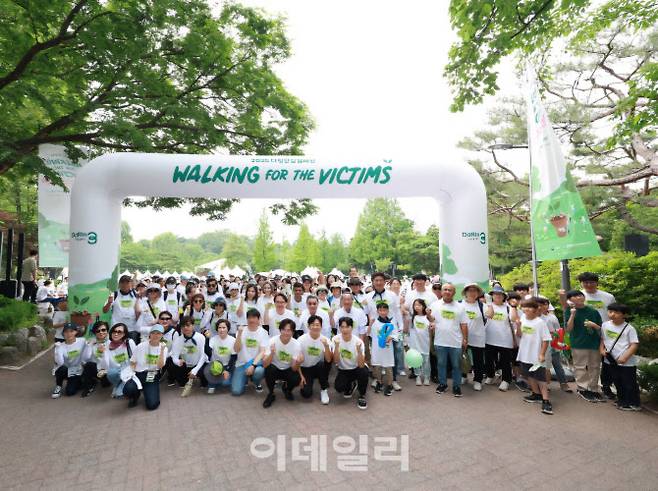 제12회 ‘다링(Daring) 안심캠페인’ 행사 참가자들이 기념촬영을 하고 있다. (사진=법무부)