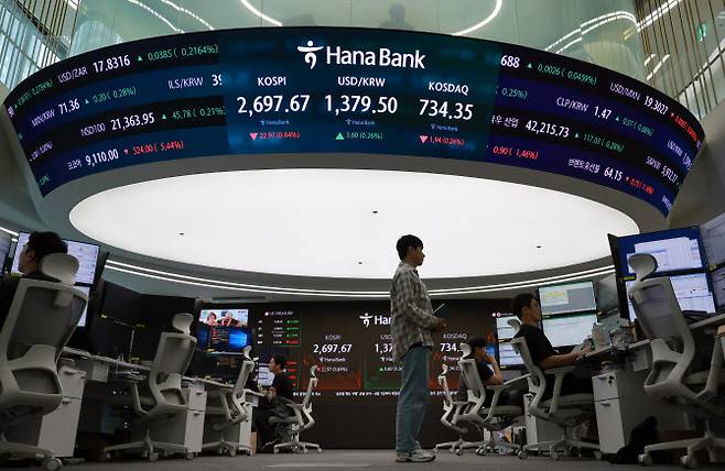 30일 서울 중구 하나은행 본점 딜링룸에서 딜러들이 업무를 보고 있다. (사진=연합뉴스)