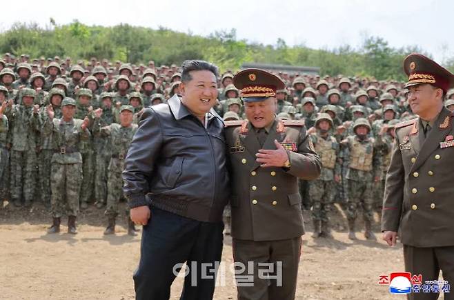 김정은 북한 국무위원장이 지난달 13일 인민군 훈련일군(간부)대회 강습체계 안에서 진행되는 병종별 전술종합훈련을 참관했다고 조선중앙통신이 보도했다. 통신은 이날 특수작전 구분대들의 전술종합훈련, 전차병 구분대들의 대항 경기, 시범화력 협동훈련이 있었다고 전했다.[조선중앙통신=연합뉴스 제공]