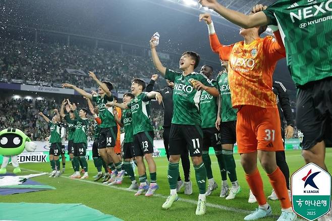 31일 울산 HD와 현대가 더비에서 승리를 거둔 뒤 홈 팬들과 기쁨을 나누는 전북 현대 선수들